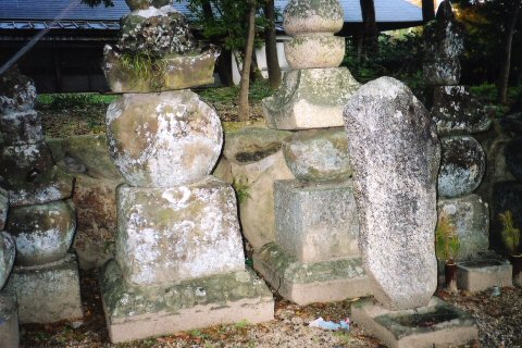 四天王寺の爆撃をうけた墓石写真