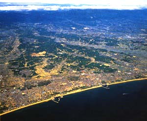 伊勢湾上から鈴鹿山麓地域の里山を望む