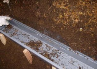 土砂受け箱による林地の流出土砂量の測定  