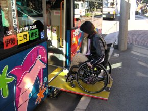 スロープを使って車いす利用者が乗車しています