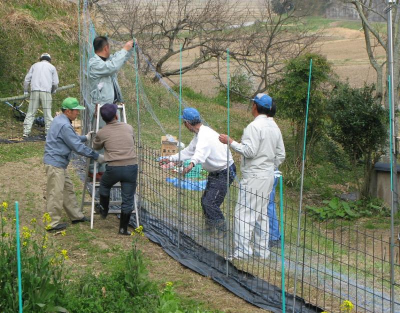 住民による獣害侵入防止柵（サル・シカ・イノシシ）の設置で、全員で力を合わせて作りました。