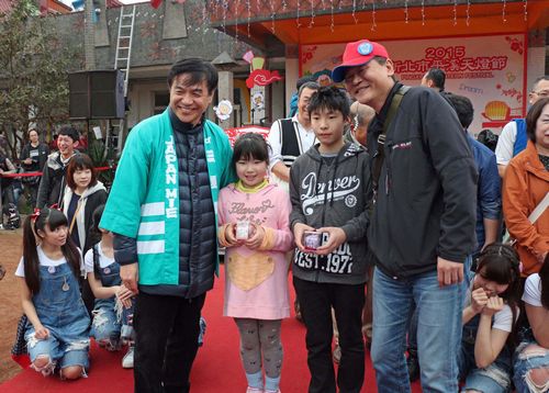 県民ツアー参加者に三重県と新北市から記念品を贈呈