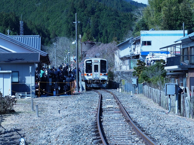 伊勢奥津駅に停車中の一番列車