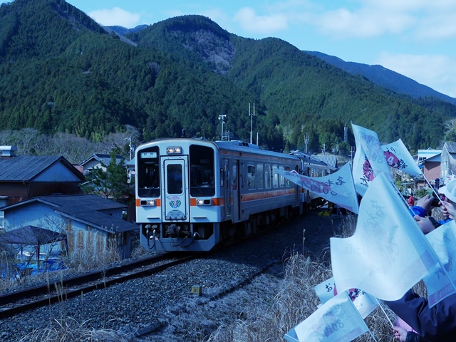 一番列車が松阪に向けて出発