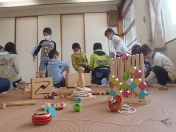 木のおもちゃで遊ぶ生徒たち