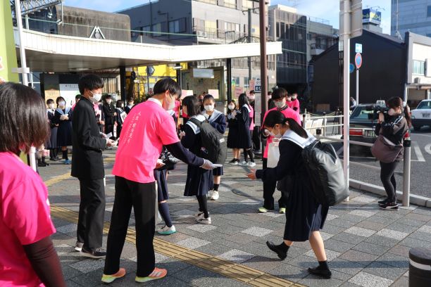 上野市駅での様子