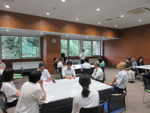 南勢地区人権教育研修会で意見交流の様子