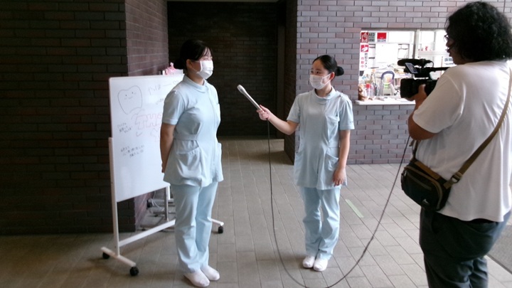 三重テレビの取材を受ける学生の様子