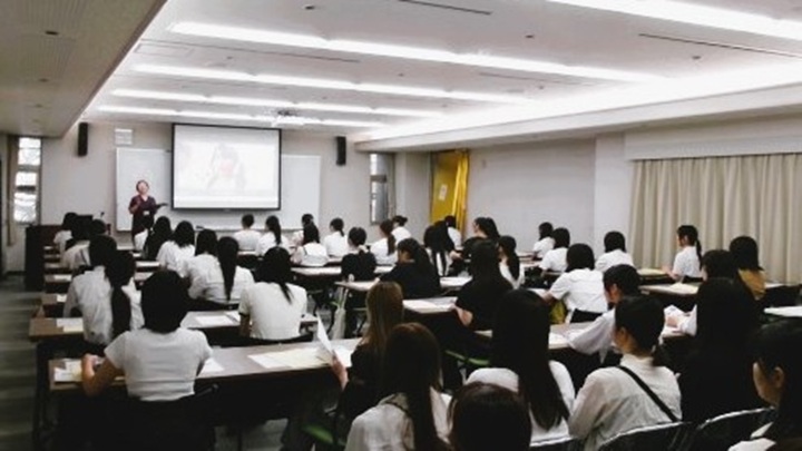 多くの参加者が学校説明を聞いている会場の様子